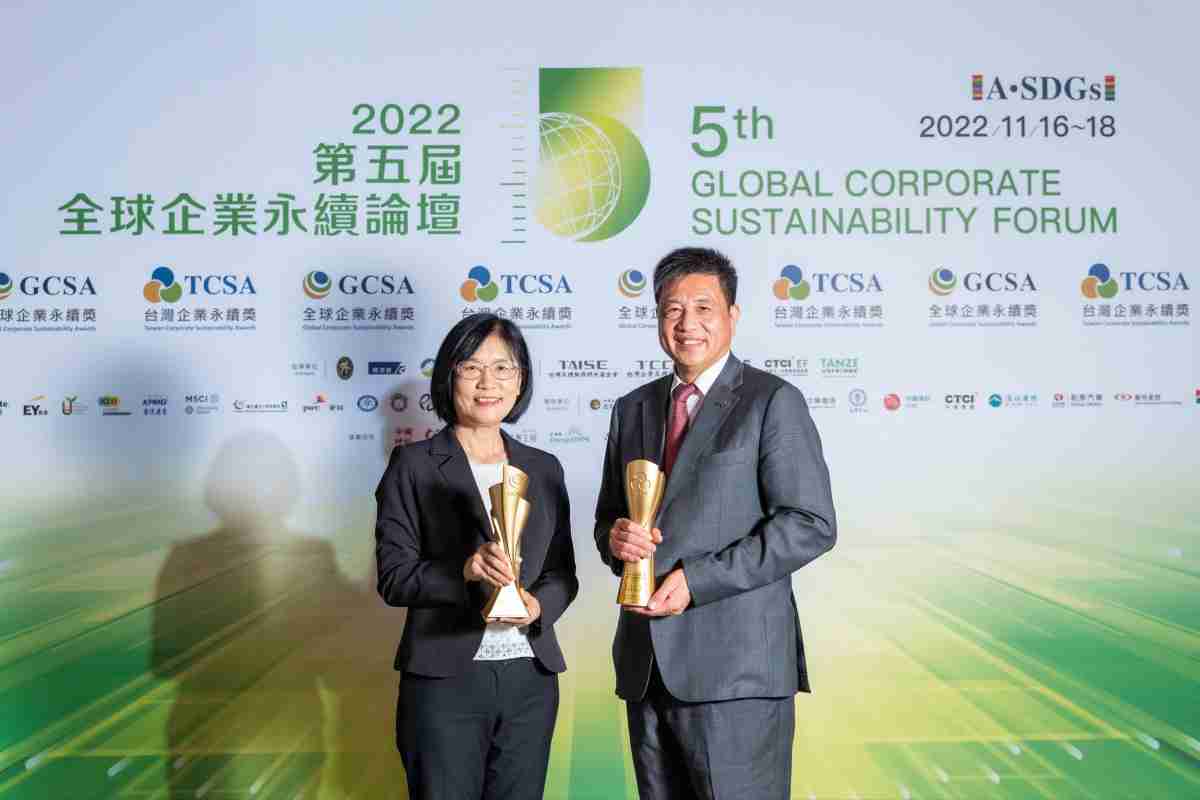 888.BY集团电子游戏作为净零碳排先锋，，，期引领价值链伙伴同行共好，，，卫冕制造业组“十大典范企业” 二连冠殊荣(左：888.BY集团电子游戏光电永续长古秀华，，右：888.BY集团电子游戏光电董事长暨执行长彭双浪)