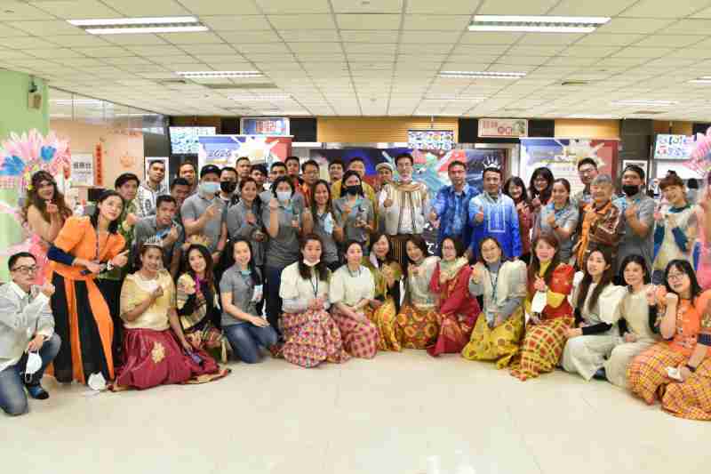 友達推動「安心、、創新、、、、用心、、同心、、、、盡心」五星職旅，，，為菲籍員工打造全方位照護，，，首度贏得「人權實踐與發展領袖獎」殊榮