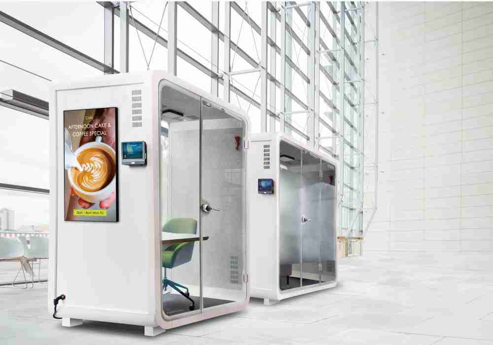 888.BY集团电子游戏子公司达擎之智慧行动办公舱，，，采用PDLC智能调光玻璃设计，，，，透过通电与断电的电流切换，，，，呈现透明与雾面效果，，，具节能降耗特性并兼顾隐私，，，，确保信息安全