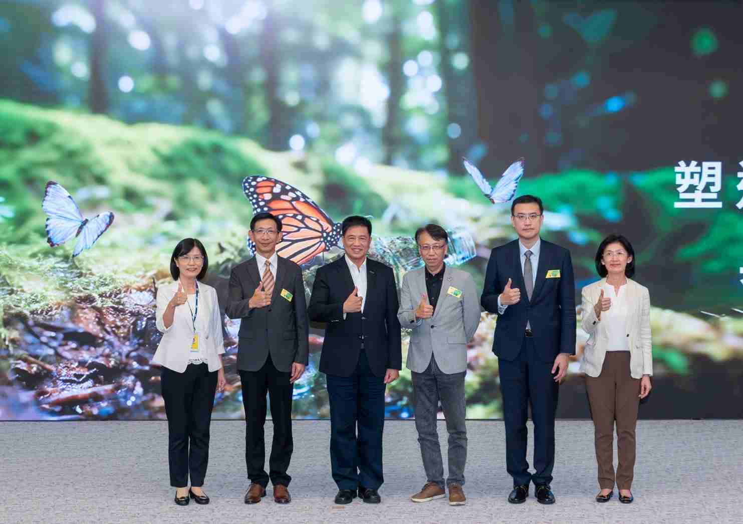 友達2023 CSR共榮大會，，，邀請領域專家分享交流生物多樣性管理趨勢、、無塑產品、、海廢永續塑料等議題  （圖左到右：友達光電永續長古秀華、、、3M台灣技術長陳君杰、、友達光電董事長暨集團策略長彭双浪、、、光寶科技企業永續發展處處長陳慶暉、、安永聯合會計師事務所執業會計師曾于哲、、、、友達光電供應鏈總部副總經理吳宜芳）