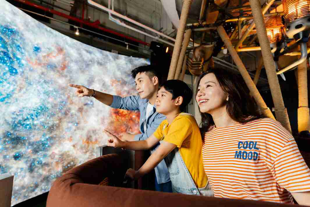 888.BY集团电子游戏打造全台最大宽6公尺、、、高4公尺、、、唯一搭载LED弧形拼接显示屏的动感飞行船，，，让乘客驻足在热气球上，，享受身历其境的伪出国旅游乐趣