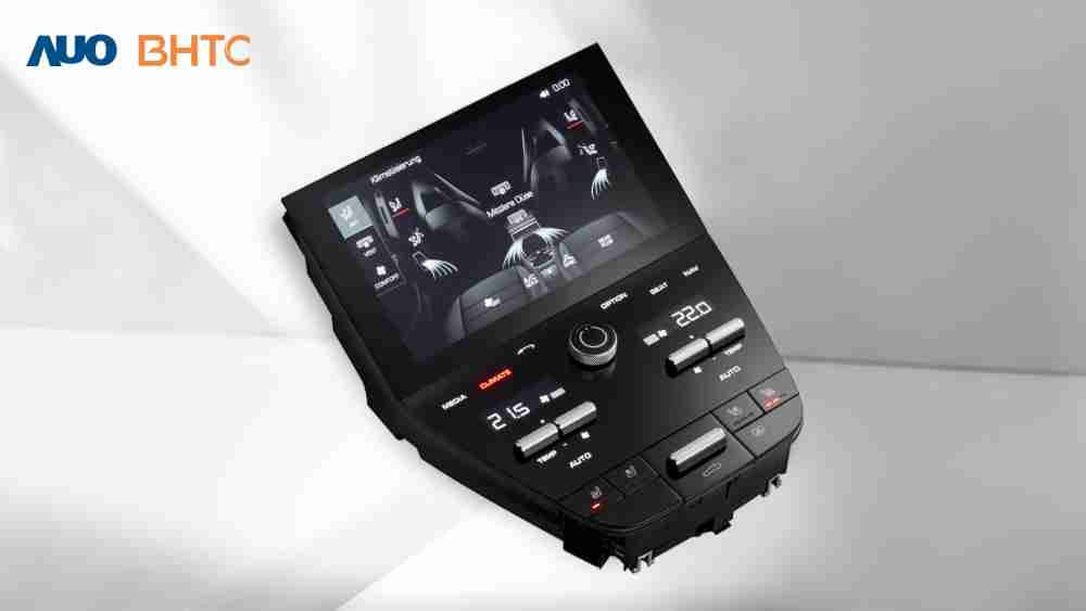 作為友達新生力軍，，，，BHTC所展示的中央與後座鞍部的Display HMI產品，，可處理多區恆溫控制、、、顯示畫面，，，呈現仿真3D車室分區；以力傳感技術精準傳遞觸感，，並結合音量及震動反饋，，，，防止意外啟動，，提供使用者自然流暢、、、直觀且輕鬆駕馭的舒適介面