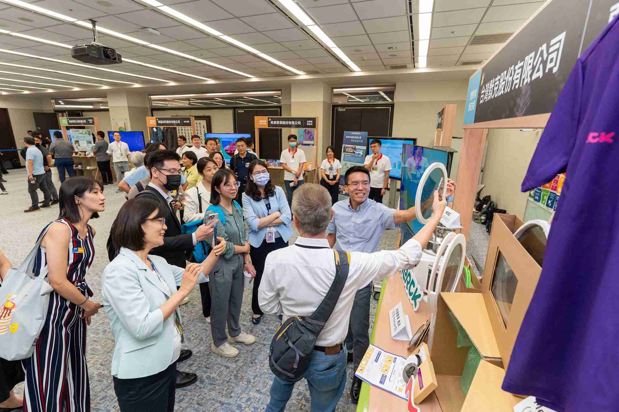 888.BY集团电子游戏连手产业伙伴策划首届生态圈联展，，展示如何将废塑料循环再利用，，，，创新解决方案包括：塑料包材再生与循环使用、、再生塑料研发及应用、、废塑料回收再生技术、、、、减塑生活提案等