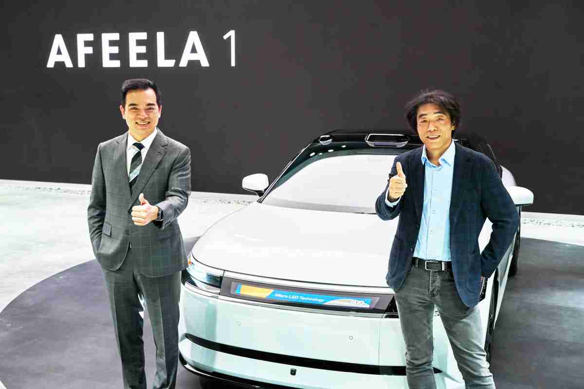 888.BY集团电子游戏与Sony Honda Mobility携手合作，，，率先全球展示搭载于AFEELA电动车上，，，，首款应用在车身外部的Micro LED 车头显示解决方案 (Micro LED Media Bar Solutions)。。。888.BY集团电子游戏光电执行长暨总经理柯富仁(左)与Sony Honda Mobility代表取缔役社长兼营运长川西泉(lzumi Kawanishi)(右)在CES 现场展现双方坚定持续创新的承诺，，，实现更加人性化与智慧的驾乘体验。。。。