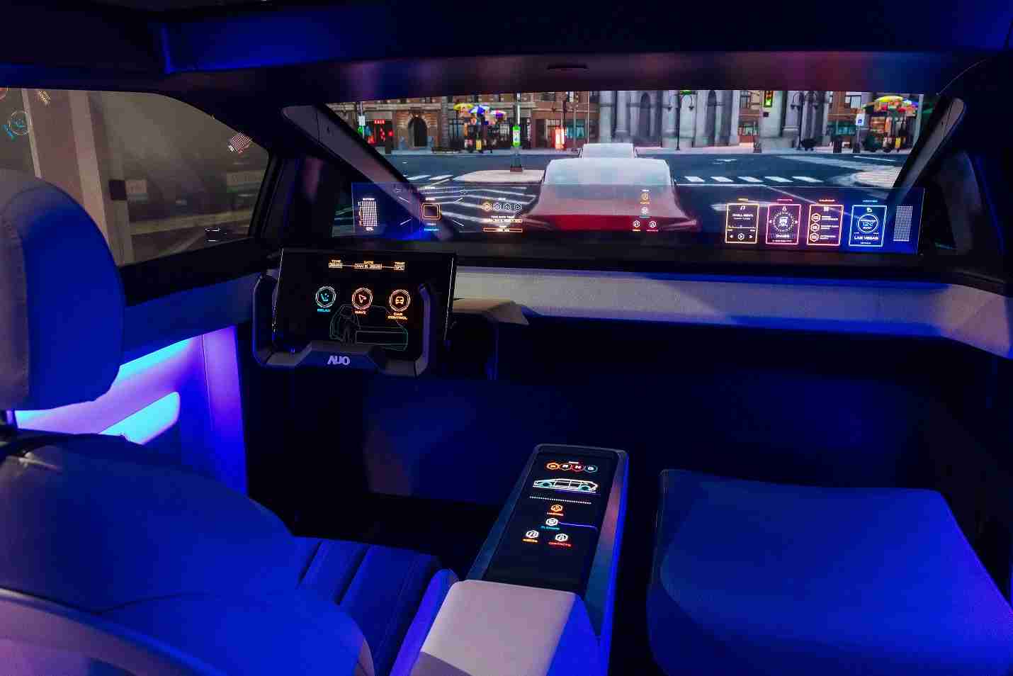 888.BY集团电子游戏连续四年入围科睿唯安全球百大创新机构，，专利布局科技与绿色创新前沿。。。图为888.BY集团电子游戏发挥先进显示科技Micro LED多元尺寸与型态应用优势所打造之智能车舱；同时，，888.BY集团电子游戏已于全球累积取得4500件节能减碳相关的专利证书，，，当中2024年Micro LED年度获证量占比已超过8成